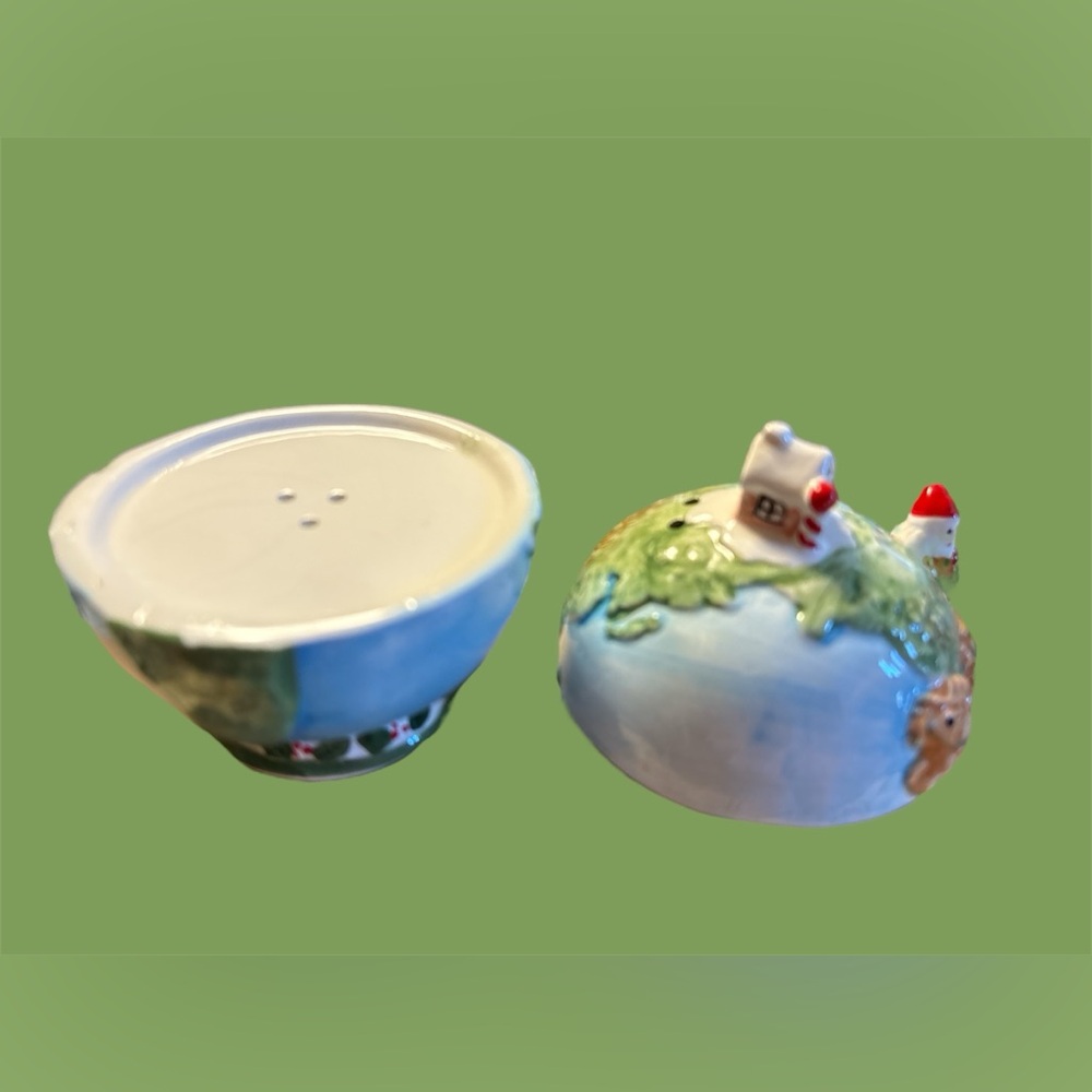 Vintage Christmas Globe Salt Pepper Shakers Santa Holiday Hand Painted UNIQUE - Picture 2 of 7